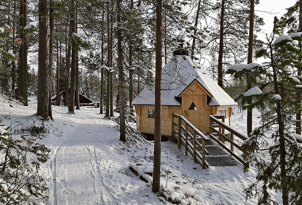 Kuukkeli - Kesänkijärven päähän rakennettiin esteetön kota ja käymälä