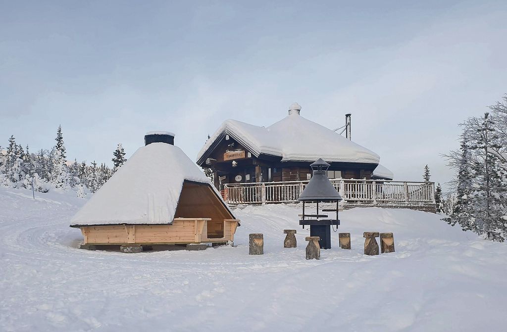 Kuukkeli - Kahvikeitaalla pulkkamäki ja uusi laavu